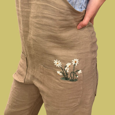 Salopette taupe en lin avec fleurs brodées à la main pour femmes S-M