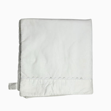 Couverture blanche en corduroy avec détails festonnés