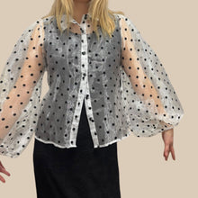 Charger l&#39;image dans la galerie, Blouse vaporeuse en chiffon de poly à larges pois noirs pour femmes S
