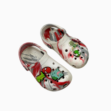 Sandales perforées tie dye rouge avec breloques 10US