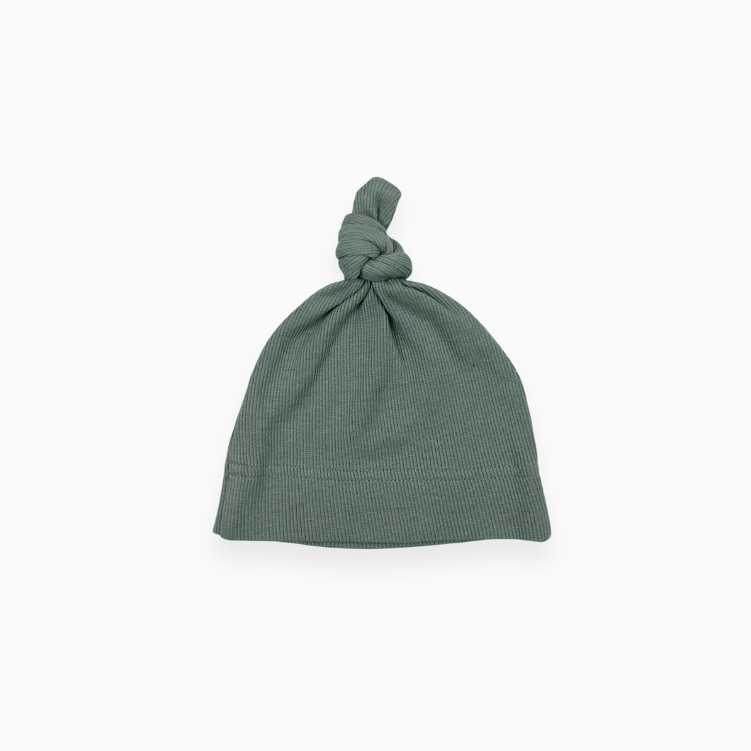 Bonnet de naissance vert menthe en coton bio cotelé 0-3M