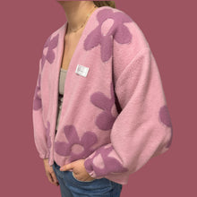 Charger l&#39;image dans la galerie, Veste coupe oversized en polar rose pâle à larges fleurs pour femmes S
