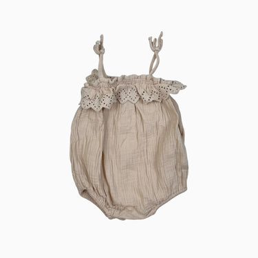 Barboteuse vanille en mousseline avec col à oeillet 12-18M