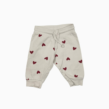 Jogger vanille 'coeurs rouges' 2-4M