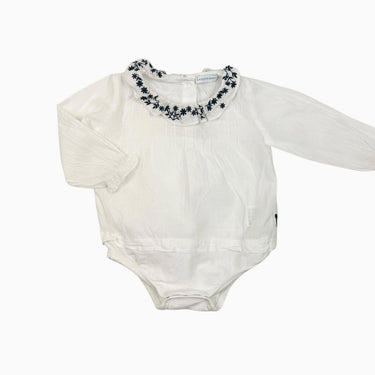 Barboteuse blanche à col avec fleurs brodées 12M