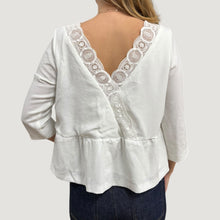 Charger l&#39;image dans la galerie, Blouse blanche en poly et viscose avec dentelle de coton pour femmes 38 (fit S-M)
