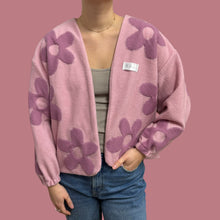 Charger l&#39;image dans la galerie, Veste coupe oversized en polar rose pâle à larges fleurs pour femmes S
