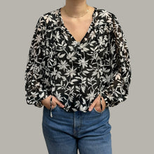 Charger l&#39;image dans la galerie, Blouse en chiffon en poly à motif floral noir et blanc pour femmes M
