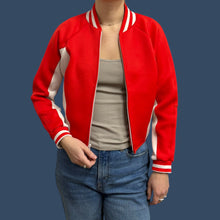 Charger l&#39;image dans la galerie, Veste cropped en poly et élastane rouge vif et crème pour femmes S
