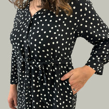 Charger l&#39;image dans la galerie, Robe noire à pois en chiffon de polyester pour femmes Small
