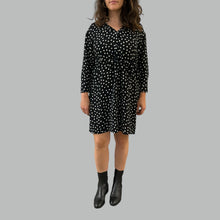 Charger l&#39;image dans la galerie, Robe noire à pois en chiffon de polyester pour femmes Small
