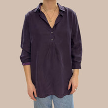 Charger l&#39;image dans la galerie, Blouse style tunique aubergine en soie Mulberry pour femmes M
