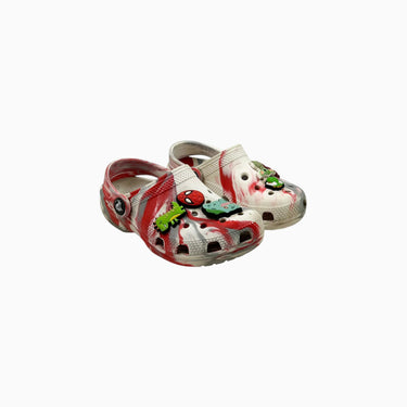 Sandales perforées tie dye rouge avec breloques 10US