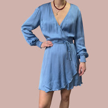 Charger l&#39;image dans la galerie, Robe cache-coeur bleu periwinkle en viscose et rayonne fait aux É-U pour femmes S
