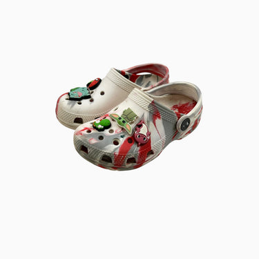 Sandales perforées tie dye rouge avec breloques 10US