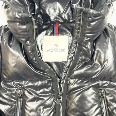 Manteau noir avec détails fausse-fourrure doublé en plume 6Y