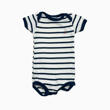 Cache-couche blanc rayé bleu marine 6M